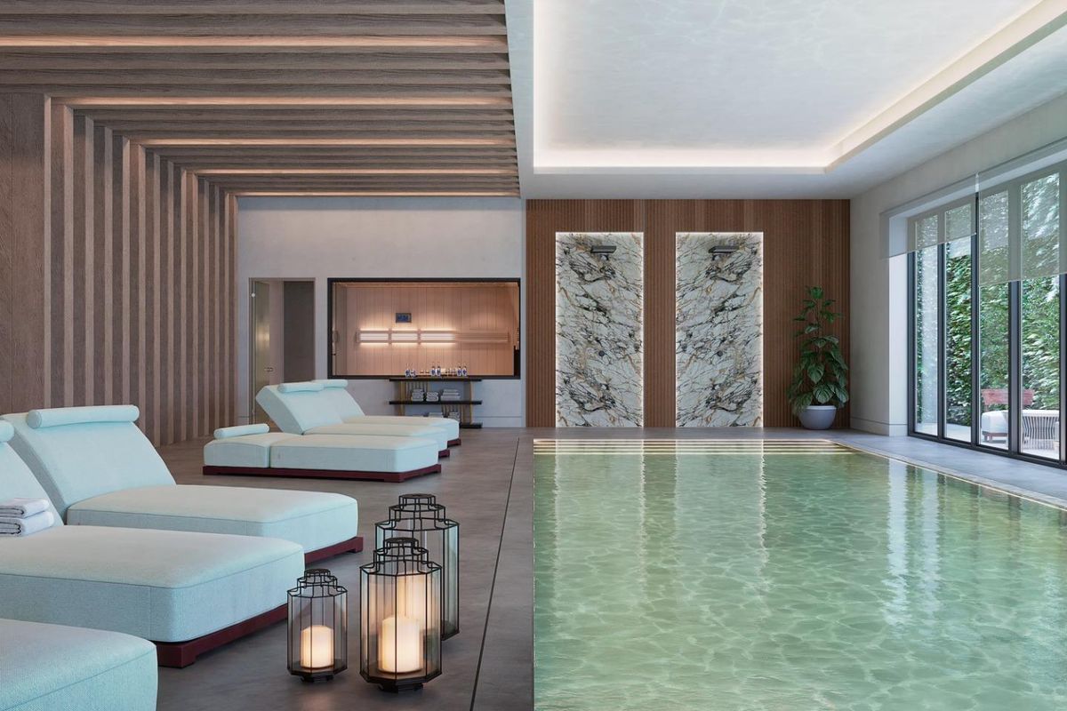 Elegante lounge naast een binnenzwembad in een penthouse in Marbella, ontworpen voor ontspanning en comfort.