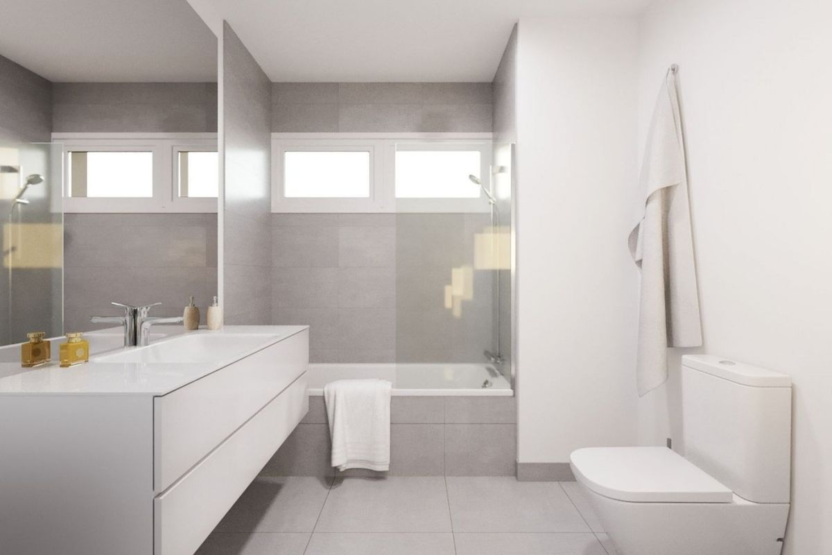 Strakke badkamer met een badkuip en eigentijds ontwerp in een penthouse in Calpe, Costa Blanca Noord.