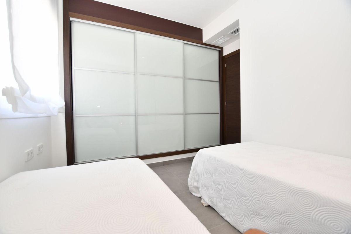 Gezellige slaapkamer met twee eenpersoonsbedden in 2-slaapkamer bungalow in San Miguel de Salinas, Costa Blanca Zuid.