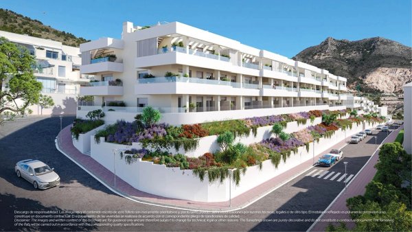Buitenzijde van een modern appartementencomplex in Benalmádena, Costa del Sol, met weelderig groen.