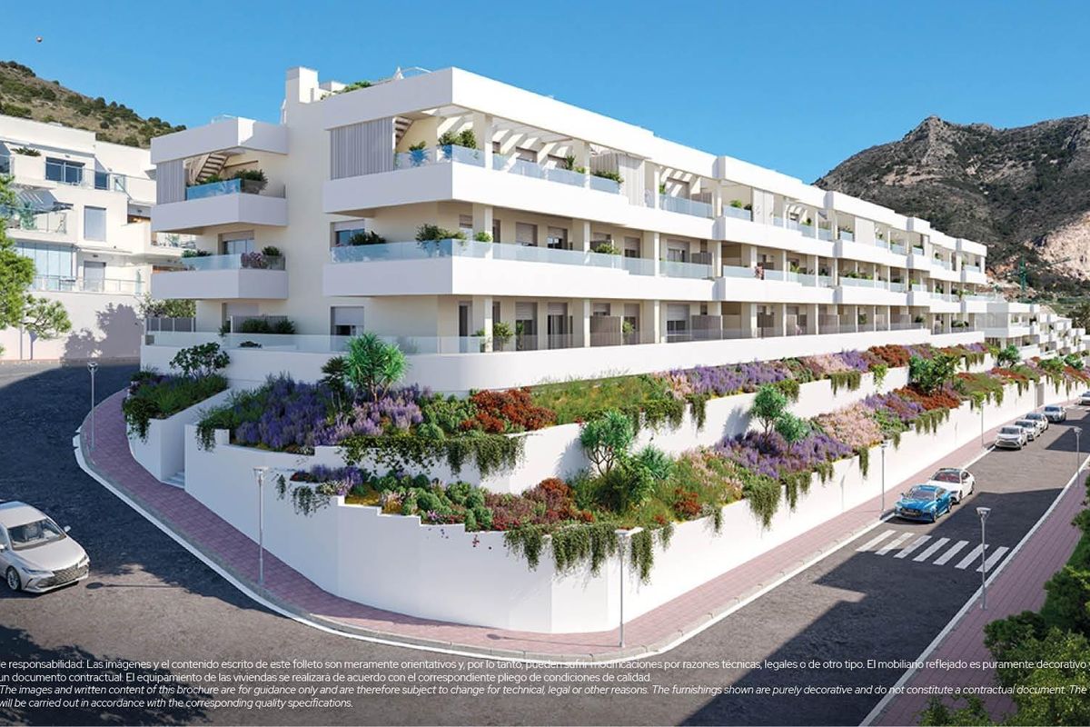 Buitenzijde van een modern appartementencomplex in Benalmádena, Costa del Sol, met weelderig groen.