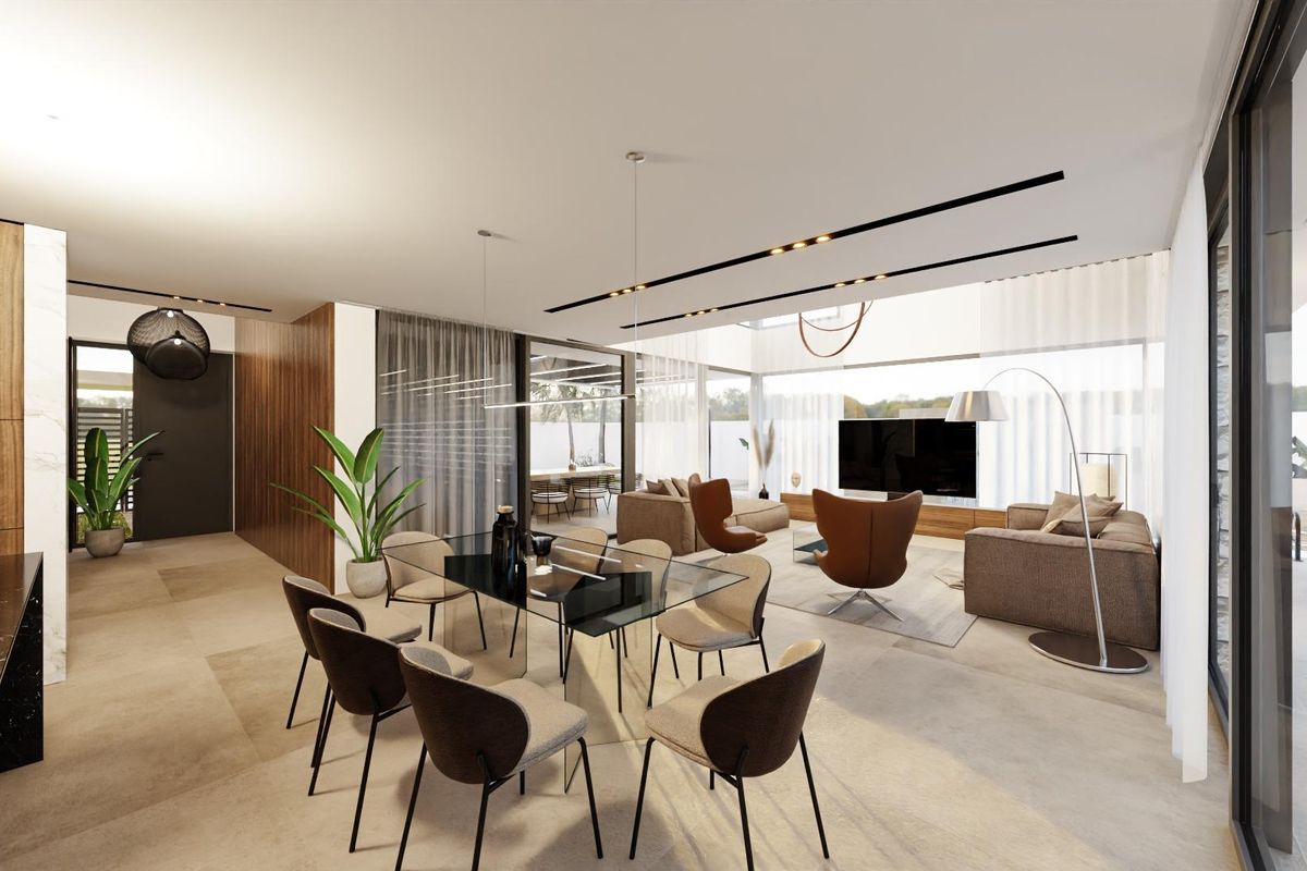 Heldere eetkamer die samenvloeit met de woonkamer in de villa in Orihuela Costa, Spanje.