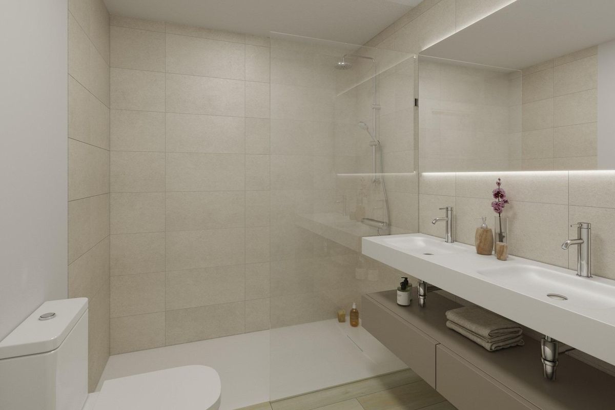 Moderne badkamer in een appartement met 3 slaapkamers in Torremolinos, met strakke armaturen.