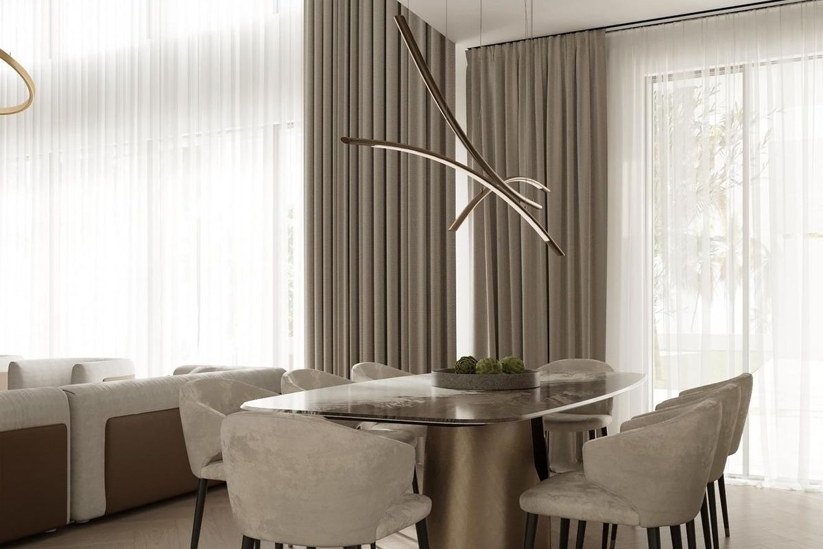 Stijlvolle eetruimte in de villa in Marbella, met elegante stoelen en een moderne kroonluchter.