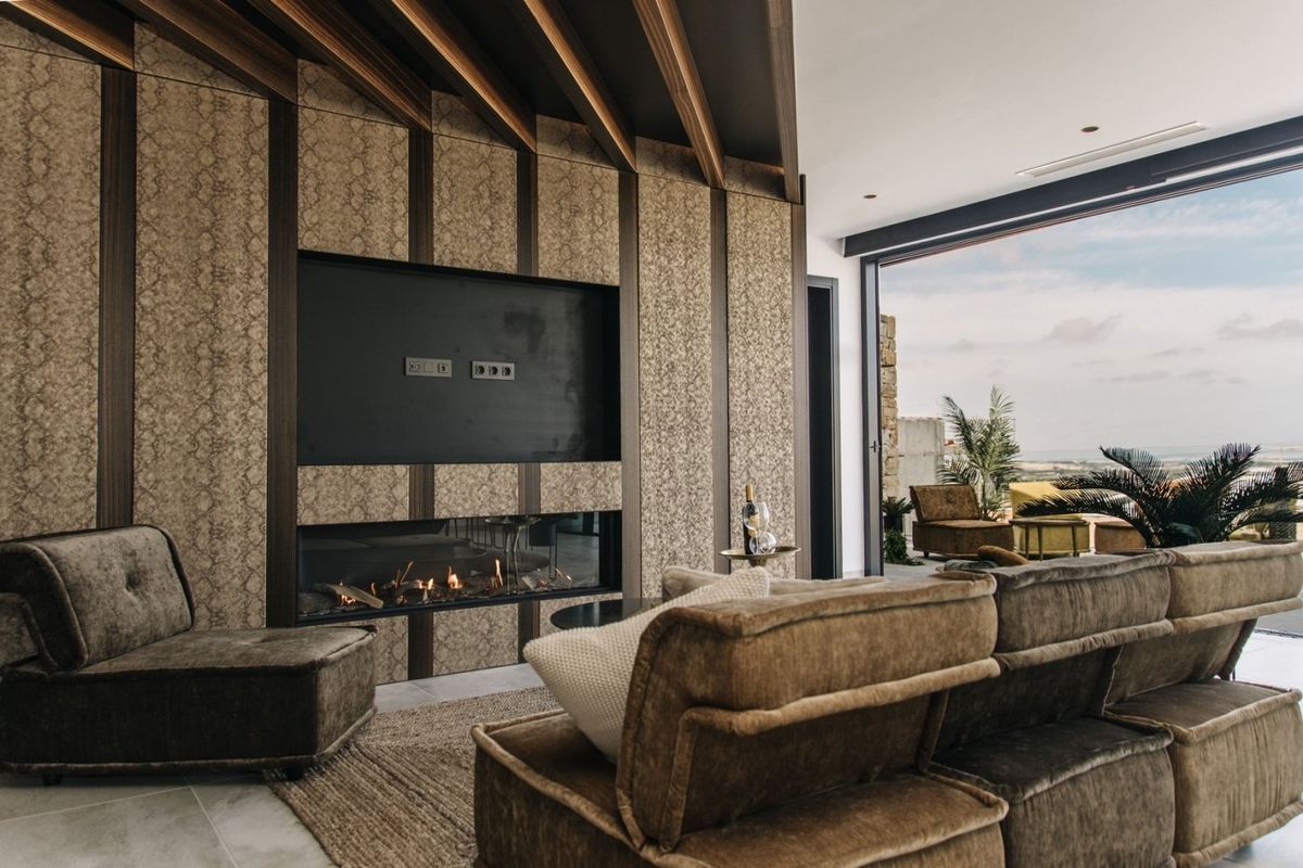 Elegante woonkamer in de villa in Rojales, met luxe meubels en een stijlvolle open haard.
