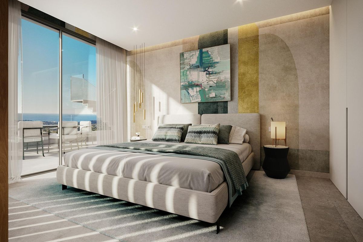 Stijlvolle slaapkamer met elegante inrichting en een gezellige balkon in een luxe appartement in Casares.