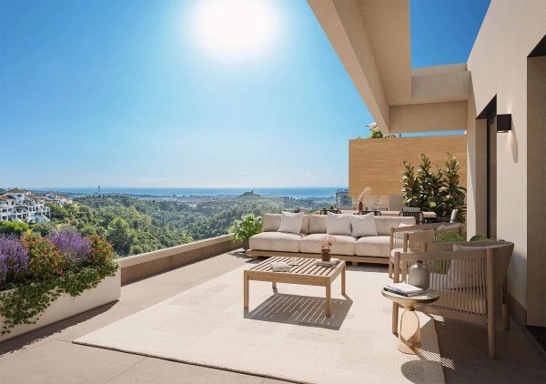 Ruim terras met zitplaatsen, met uitzicht op heuvels en zee in Marbella. Ideaal om te ontspannen.
