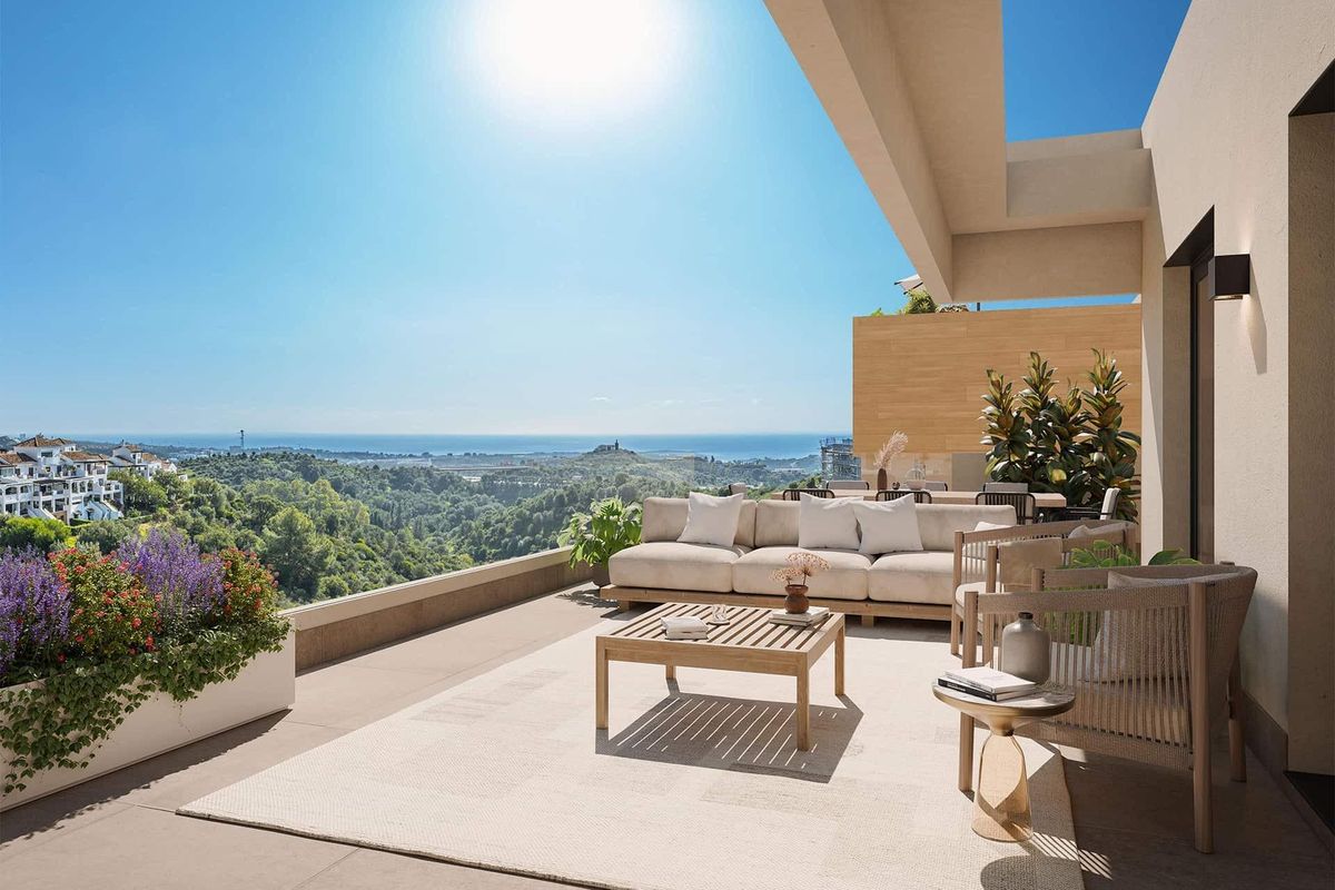 Moderne terras met comfortabele zitplaatsen en prachtig uitzicht op de kust in een penthouse in Marbella.