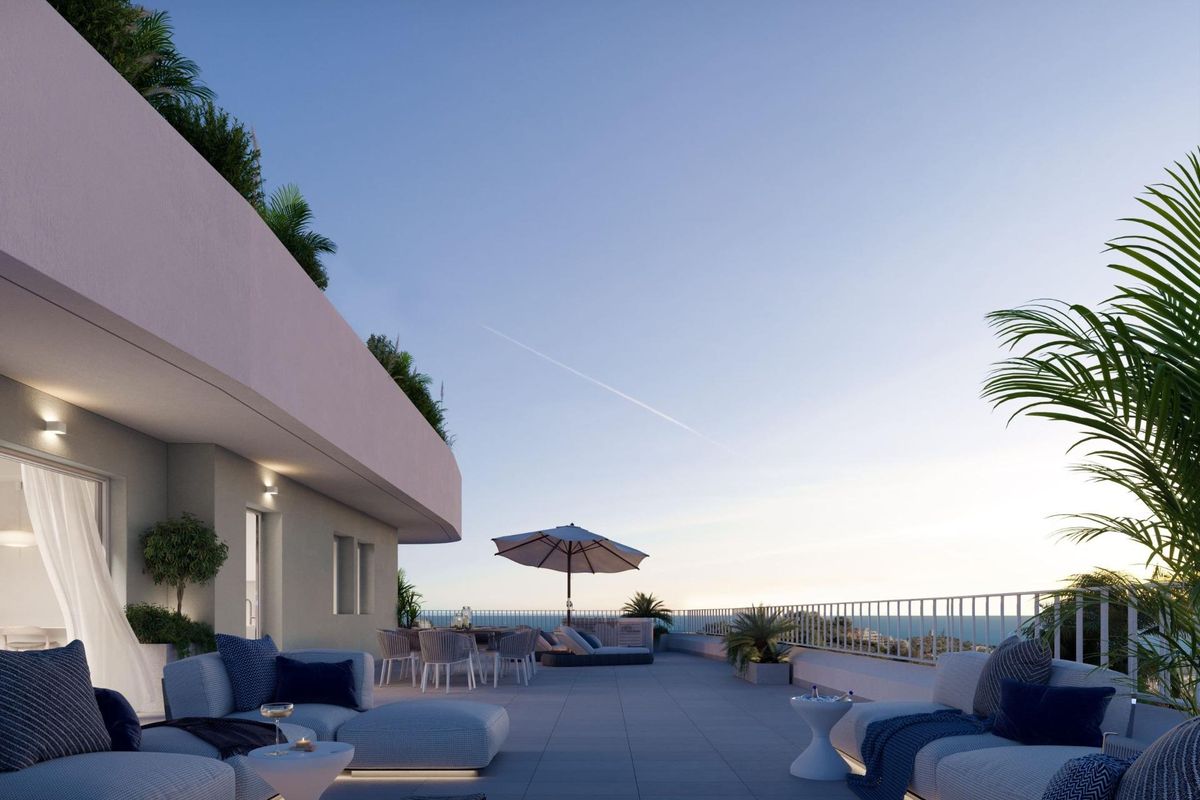 Stijlvol zonsondergang terras met loungegedeelte in een modern 3-slaapkamer appartement in Fuengirola.