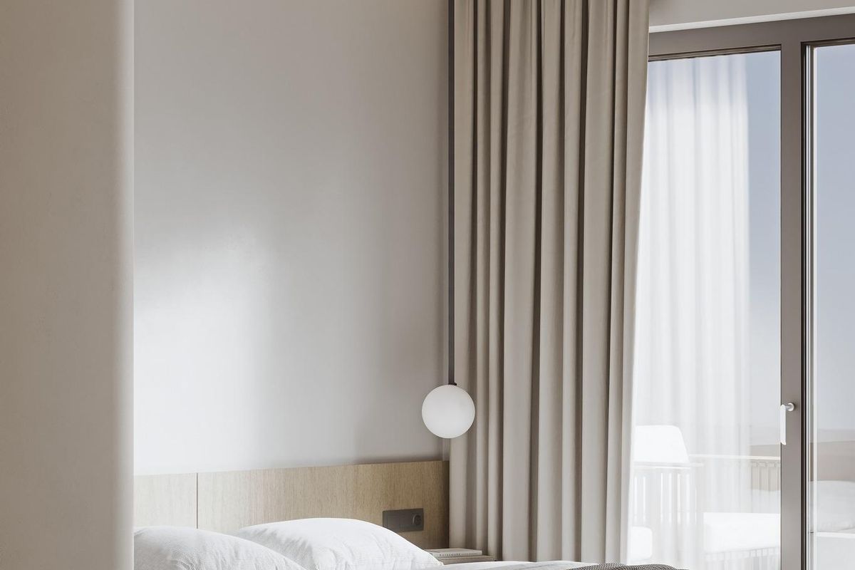 Chique slaapkamer met luxe beddengoed en natuurlijk licht in een 3-slaapkamer appartement in Mijas, Costa del Sol.