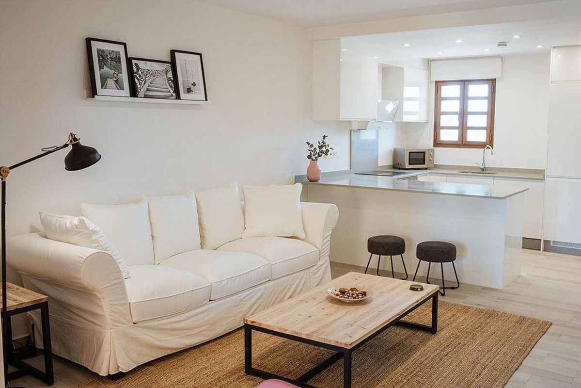 Stijlvolle woonkamer met moderne inrichting in het 2-slaapkamer appartement van Cuevas Del Almanzora, met een gezellige bank.