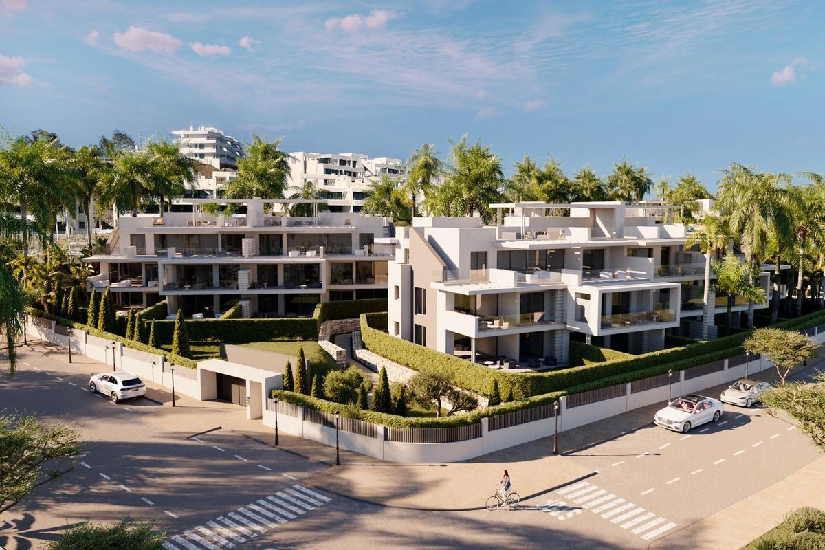 Buitenzijde van een modern complex met luxe penthouses in Estepona, Costa del Sol, omringd door palmbomen.