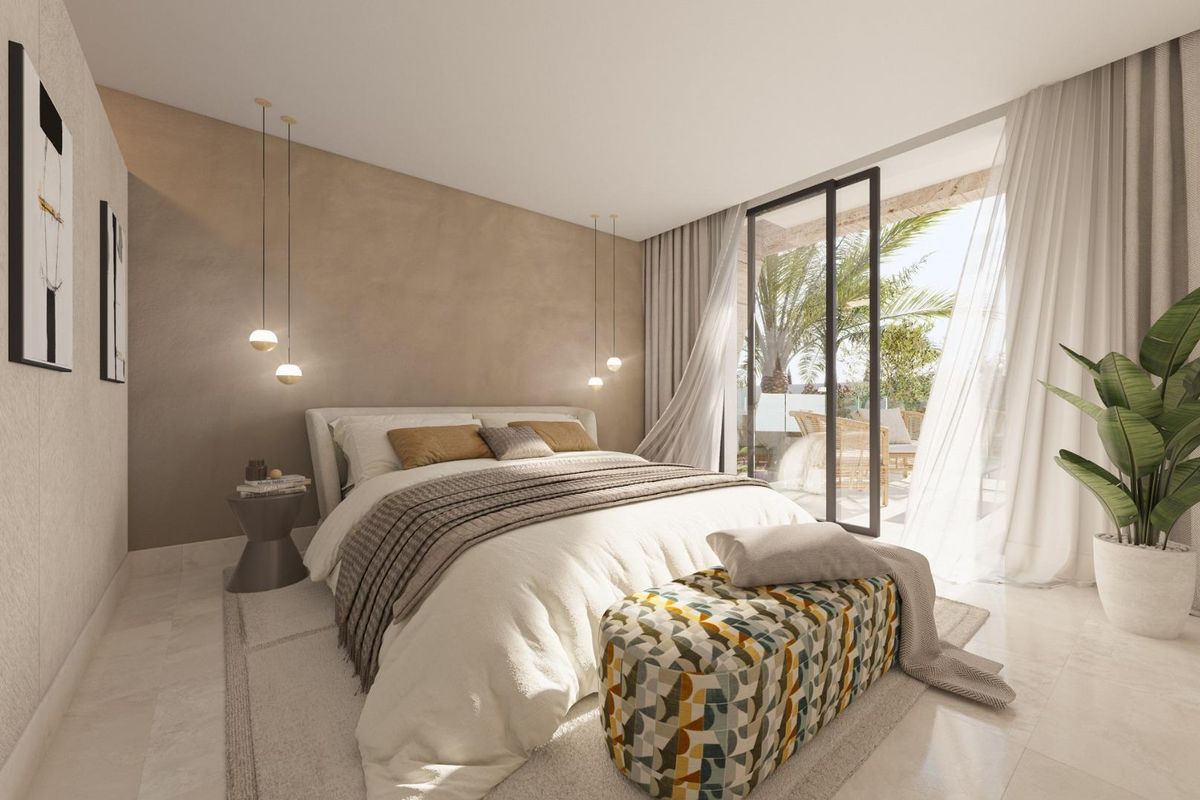 Gezellige slaapkamer met modern interieur en natuurlijk licht in een villa met 5 slaapkamers in Estepona.
