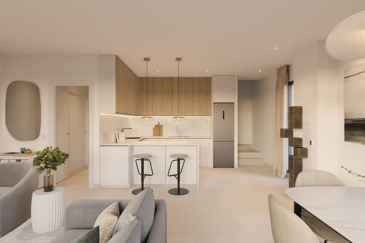 Heldere slaapkamer in een townhouse met panoramisch uitzicht op zee, stijlvol ingericht in Vélez Málaga, Costa del Sol.