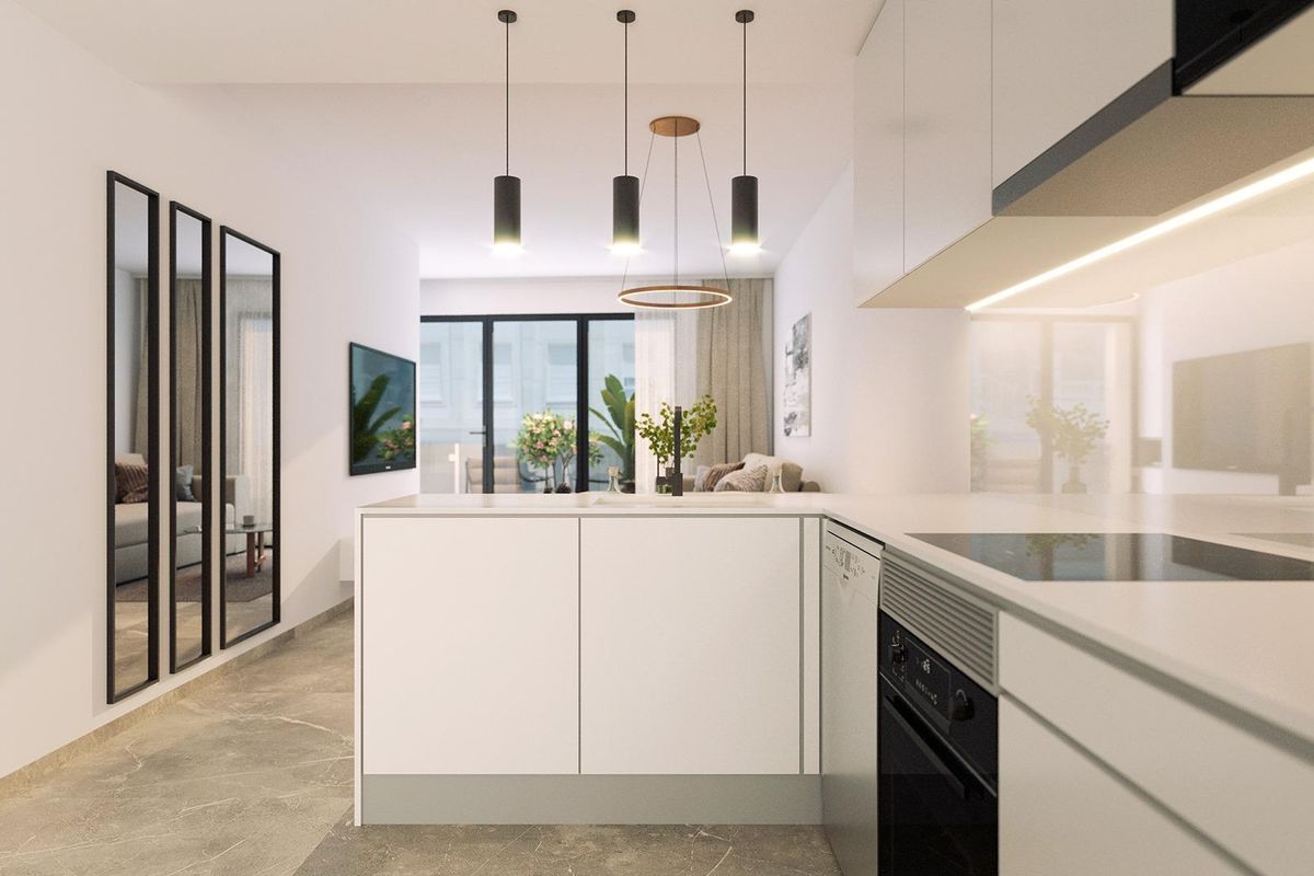 Stijlvolle keuken in het appartement op de begane grond in Torrevieja, uitgerust met moderne apparaten en voldoende ruimte.