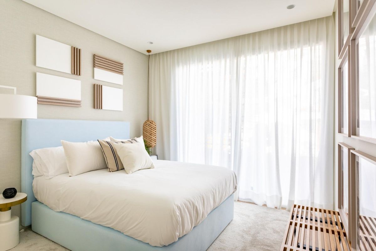 Moderne slaapkamer met elegante decoraties en luchtige sfeer in Benahavís, Costa del Sol.