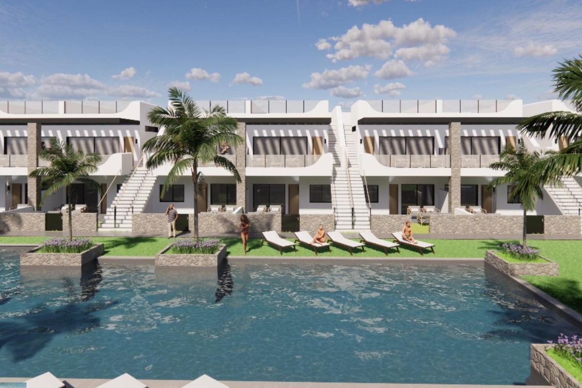 Zwemvijvergebied met ligbedden in een modern appartementengebouw in Torrevieja.