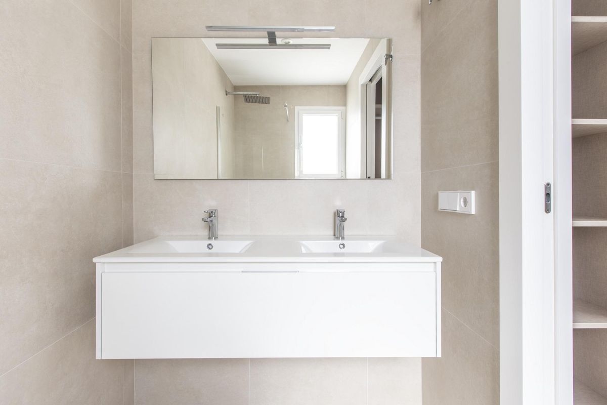 Moderne badkamer met dubbele wastafels en elegante spiegel, gelegen in een 3-slaapkamer villa in San Javier, Costa Calida.
