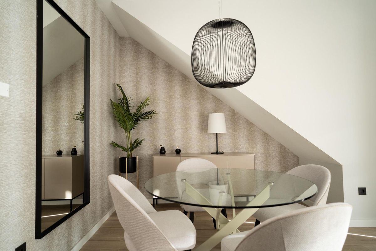 Stijlvolle eetruimte met natuurlijke accenten in het herenhuis in Orihuela Costa, perfect voor maaltijden.