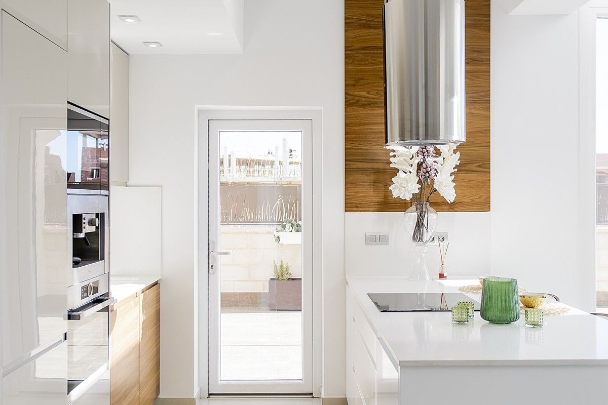 Moderne keuken met kasten en toegang tot het terras in een 3-slaapkamer villa in Cartagena, Costa Calida.