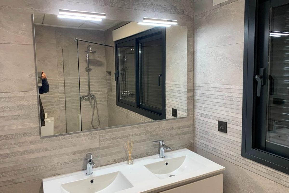 Elegante badkamer met dubbele wastafel en moderne armaturen in een villa met 4 slaapkamers in Pinoso, Costa Blanca, Spanje.