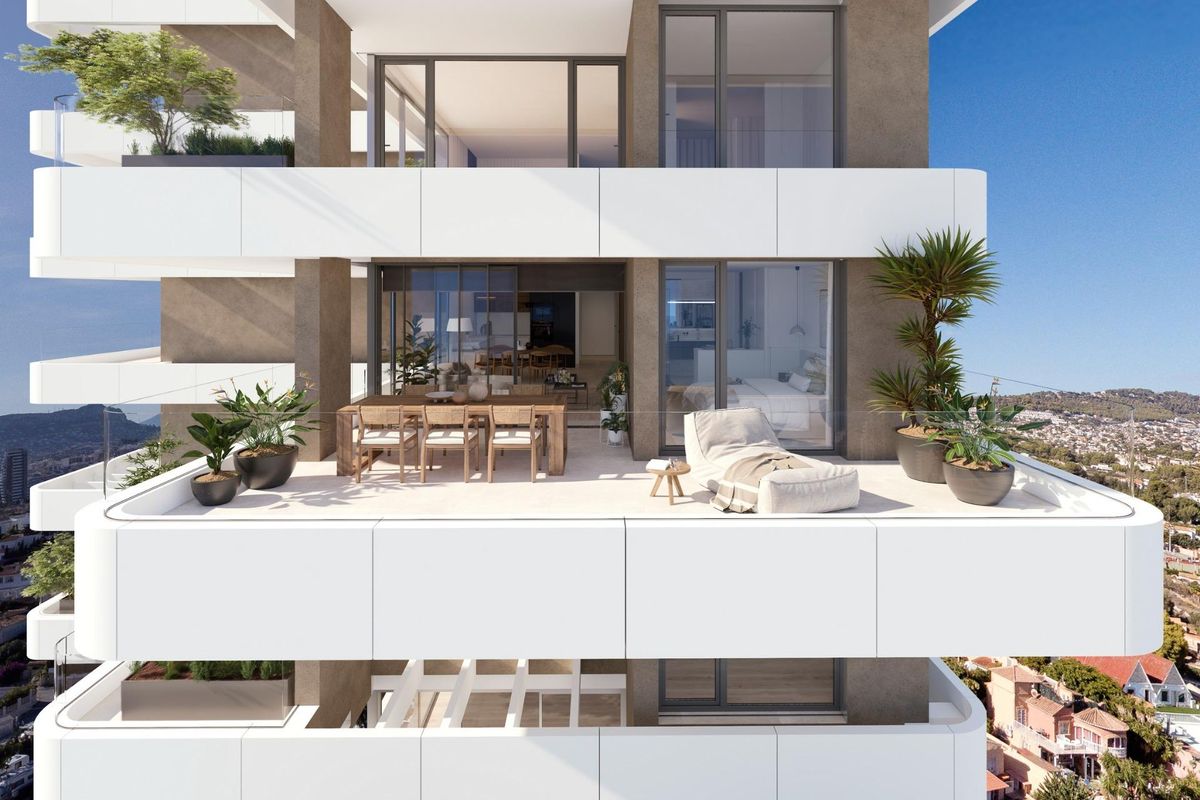 Balkon met zithoek en planten, dat de levendige omgeving van Calpe toont.