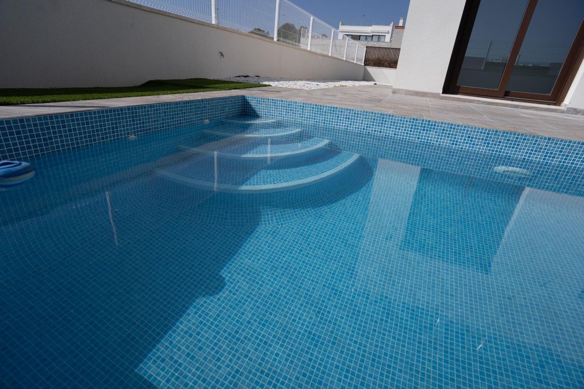 Close-up van het zwembad met uitnodigende blauwe tegels en treden in een villa in Polop.