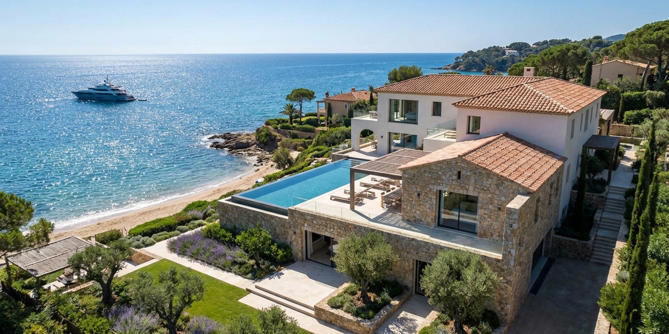 Luftbild einer spanischen Luxusvilla an der Küste mit Blick auf das Mittelmeer