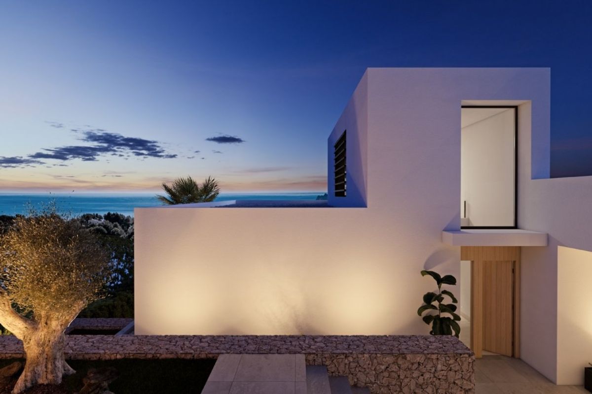 Elegante villa-ingang verlicht bij schemering, met mooie landschapsarchitectuur in Altea, Costa Blanca Noord.