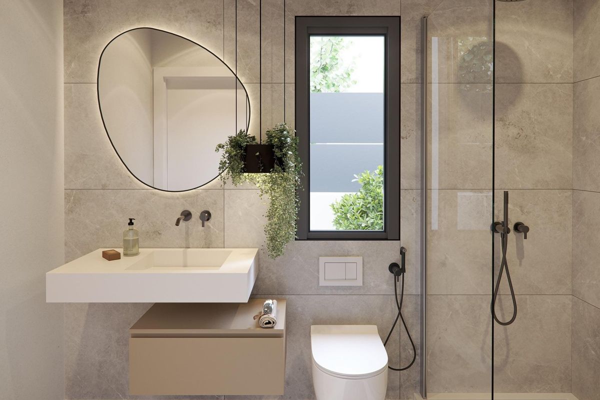 Strakke badkamer in de villa met moderne armaturen en een schoon ontwerp in San Miguel de Salinas.