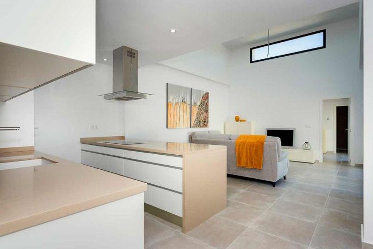 Elegante slaapkamer in een 3-slaapkamer bungalow in Daya Nueva, versierd met oranje accenten en natuurlijk licht.