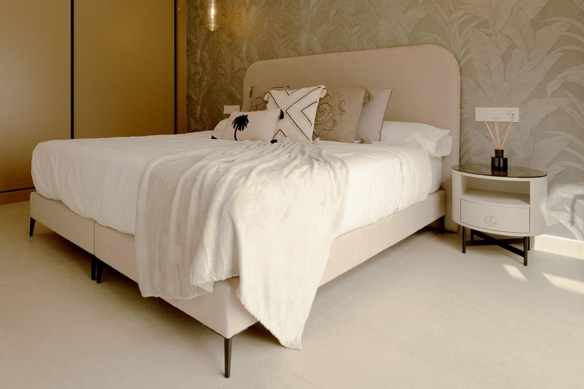 Gezellige slaapkamer in een 3-slaapkamer townhouse, met een luxe bed en elegante decoratie, gelegen in Almoradi.