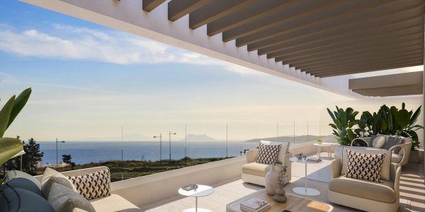 Ruime terras met panoramisch zeezicht, perfect om te ontspannen in Estepona, Costa del Sol. 2-slaapkamer appartement.