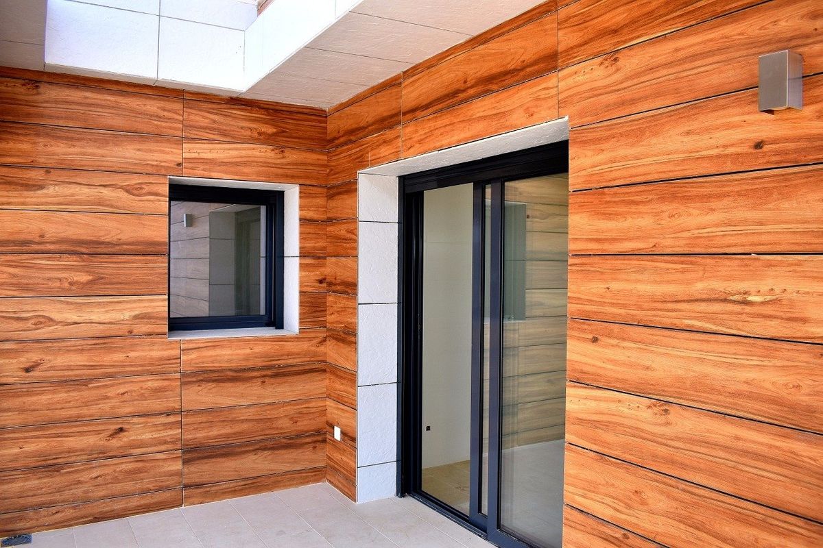 Gezellige hoek van de villa met houten accenten en schuifdeur in Finestrat, Costa Blanca.