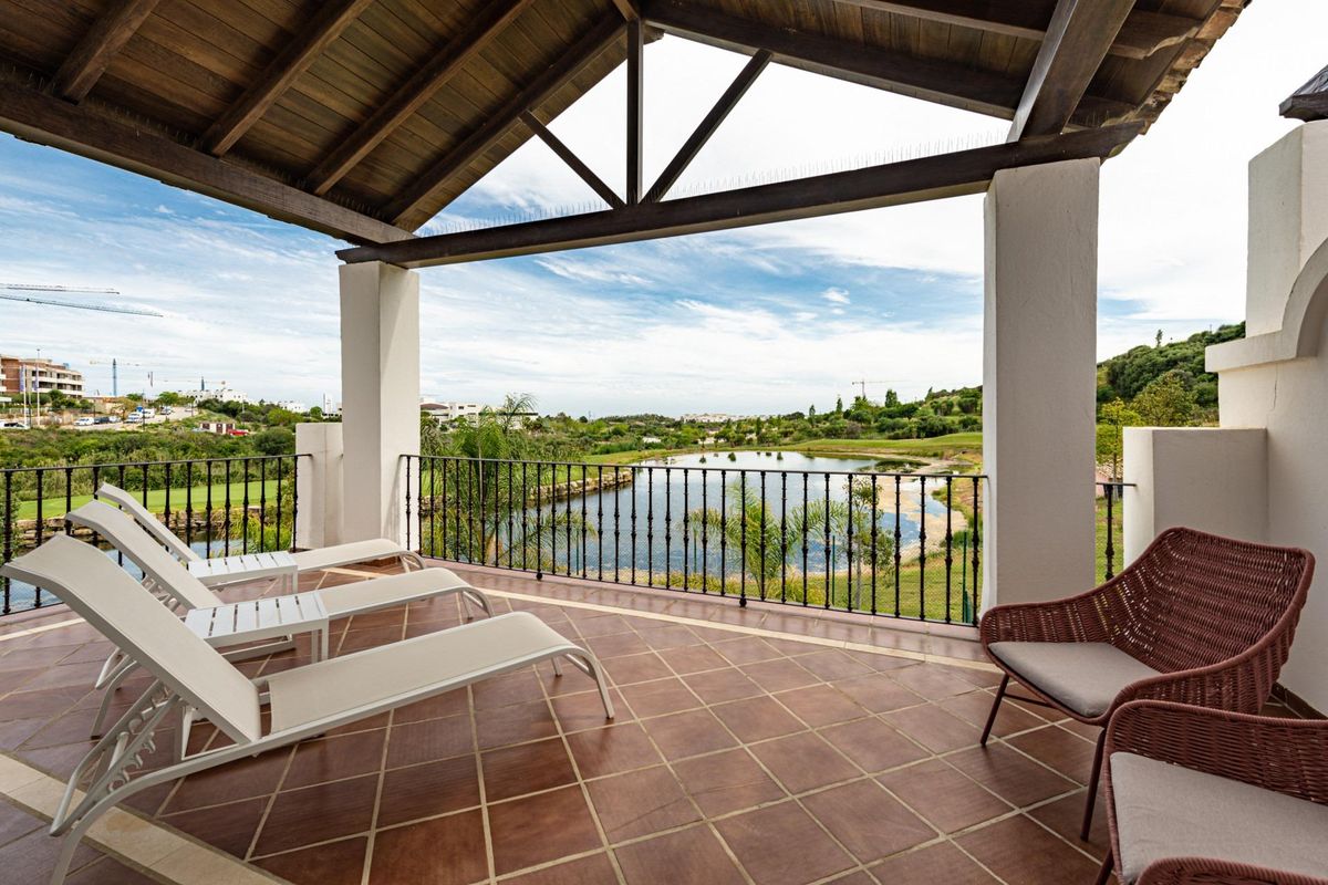 Ontspannend terras met ligstoelen en prachtig uitzicht op het landschap van Estepona.
