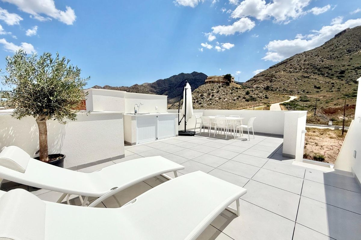 Ruime dakterras met ligstoelen en uitzichten op de bergen in een townhouse in Cox, Costa Blanca.
