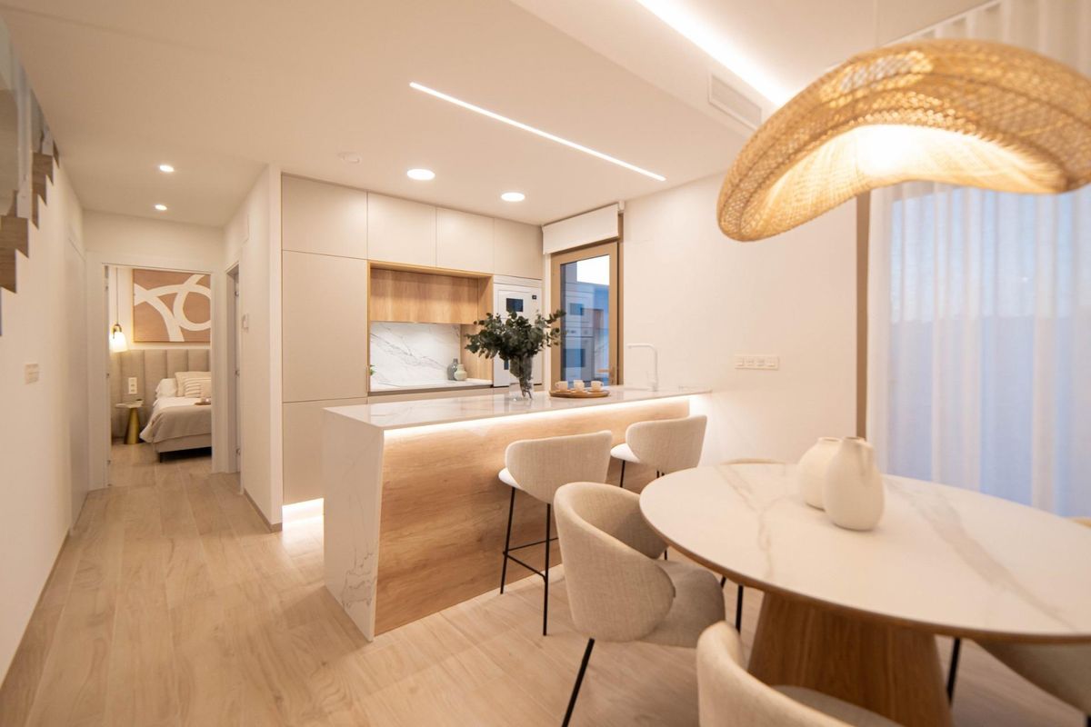 Stijlvol keukenoverzicht met een open indeling in een 3-slaapkamer villa, Rojales, met moderne meubels.