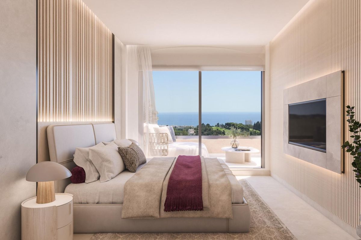 Chique tweede slaapkamer in het penthouse, met luxe meubels en een serene uitzicht op de Costa del Sol.