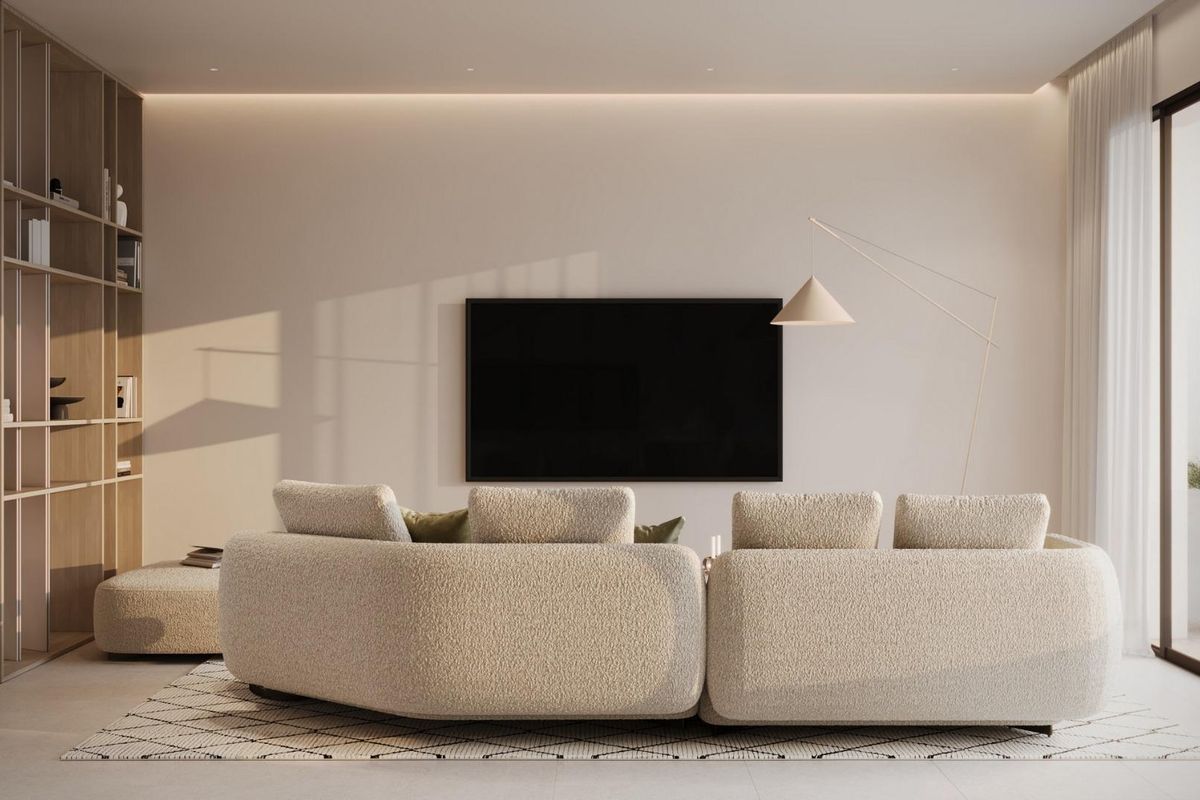 Gezellige woonkamer met een moderne bank en grote televisie in het penthouse in Mijas.