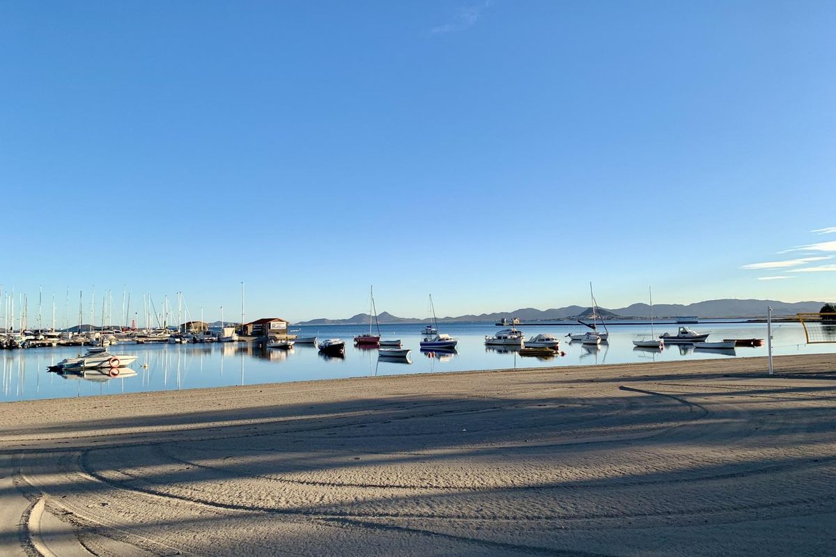 Vredige haven met boten die in kalm water rusten, gelegen nabij de 3-slaapkamer villa in Los Alcazares.
