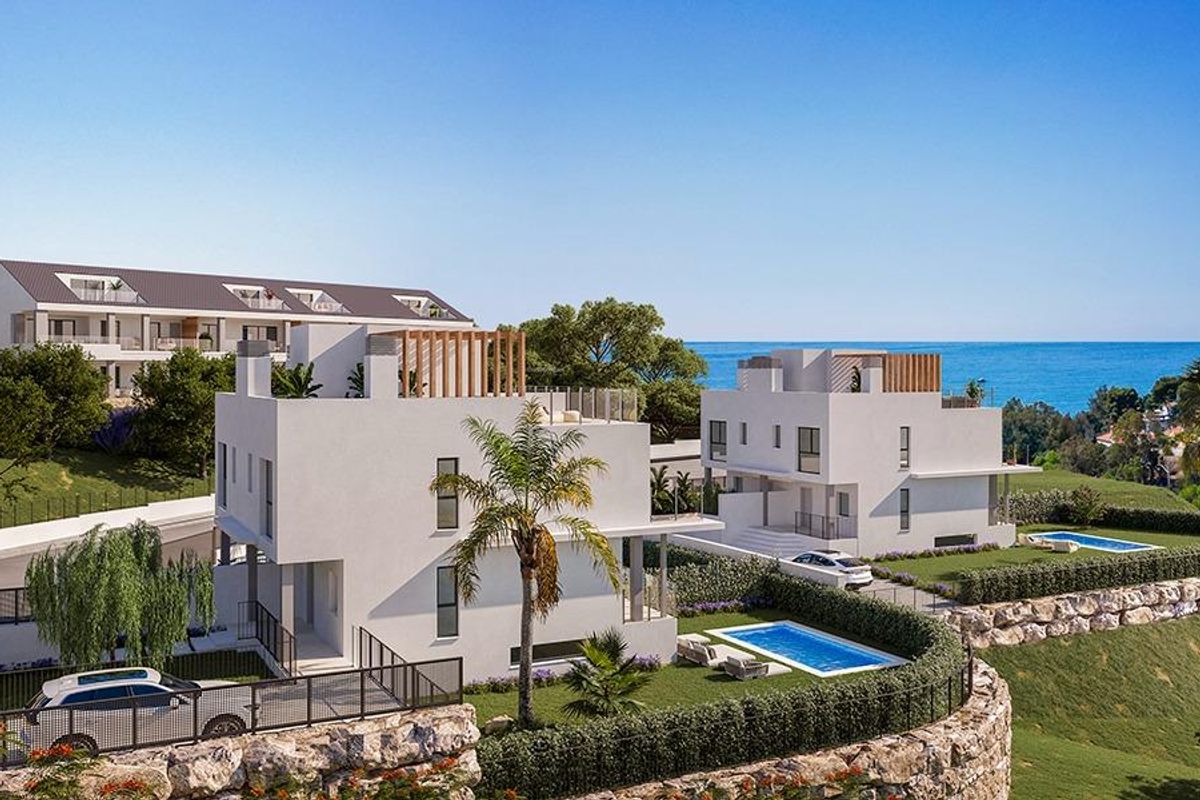 Schilderachtig uitzicht op moderne villas met privézwembaden, prachtig gelegen nabij de kust in Benalmádena.