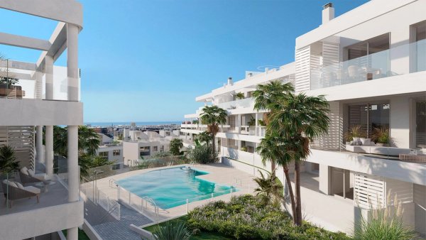 Buitenzicht op het moderne appartementencomplex met een zwembad in Estepona, Costa del Sol.
