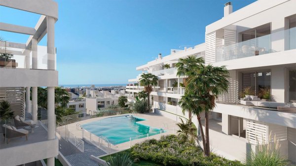 Buitenzicht op het moderne appartementencomplex met een zwembad in Estepona, Costa del Sol.