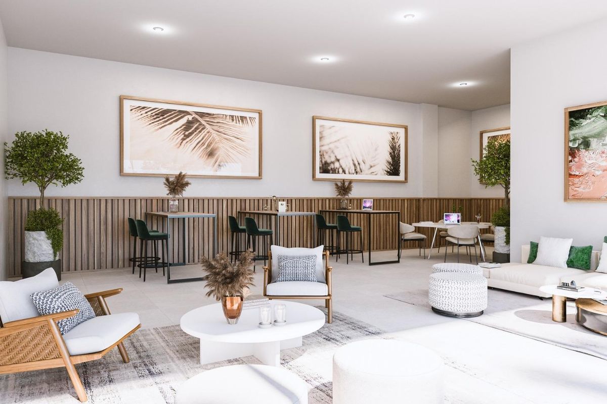 Heldere gemeenschappelijke lounge met hedendaagse decoratie en gezellige zitplaatsen in een penthouse in Marbella.