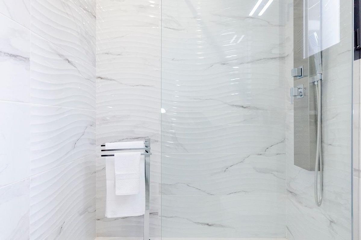 Moderne badkamer met een ruime douche en elegante afwerkingen in een 3-slaapkamer villa in Torrevieja, Costa Blanca.