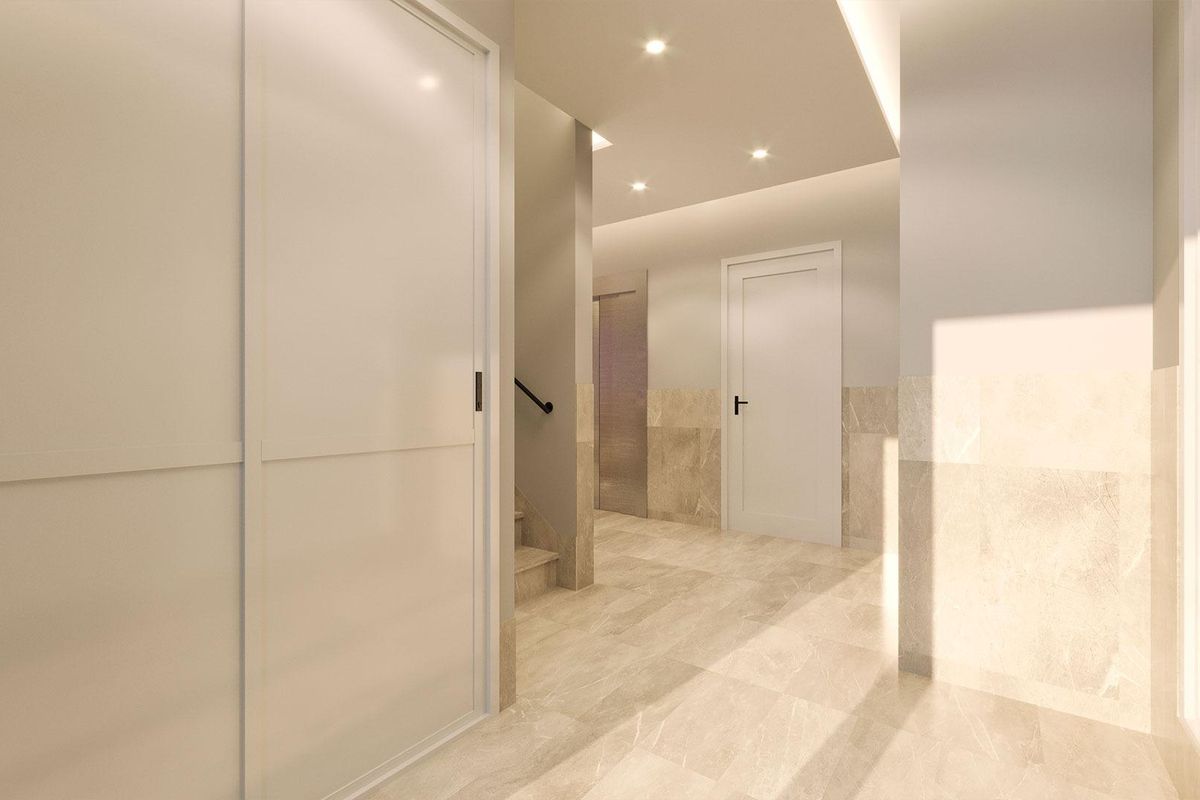 Heldere gang met elegante ontwerpdetails, die naar appartementen in het Torrevieja penthouse leidt.