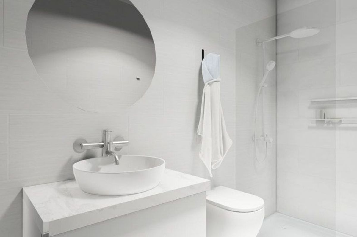  hedendaags badkamerontwerp met een ronde spiegel en moderne douche-armaturen in de villa in Torre Pacheco.