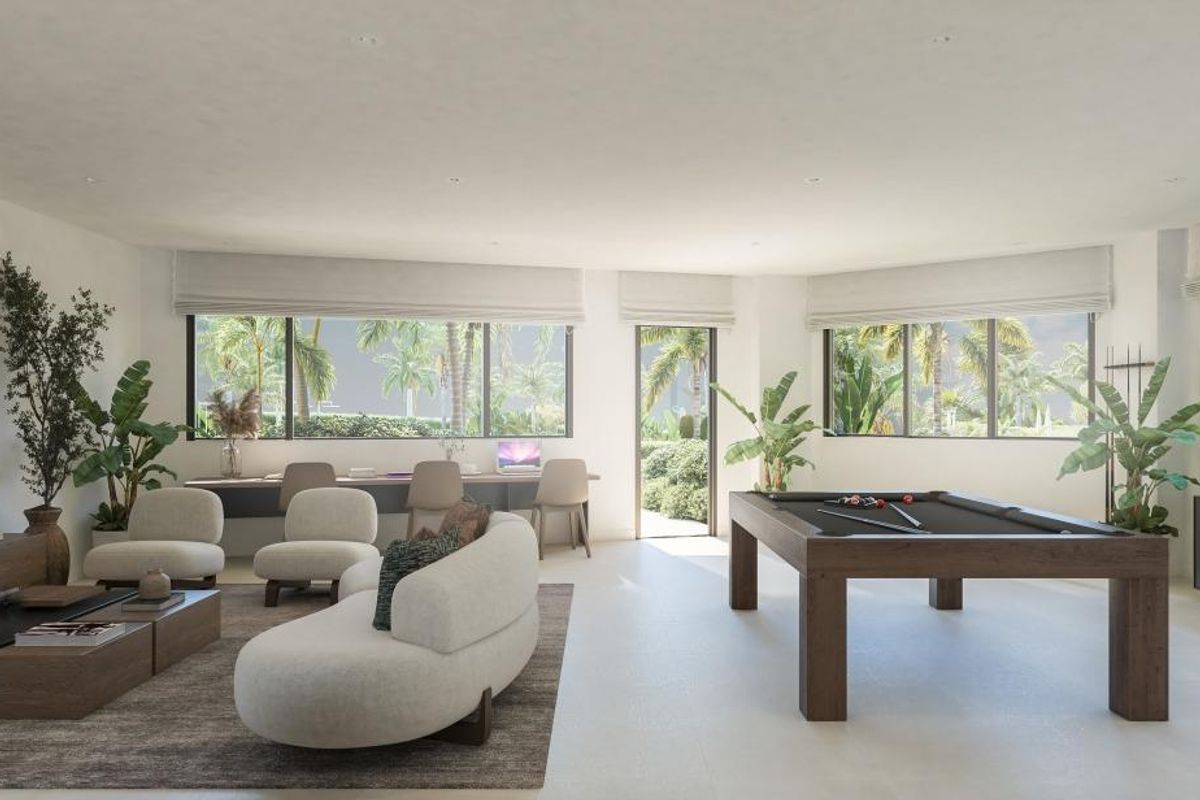 Helder multifunctionele ruimte met biljarttafel en zithoek, perfect voor entertainment in penthouse in Estepona.