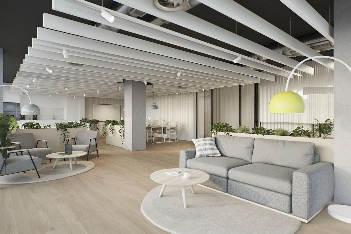 Uitnodigende lounge met een bank en stijlvolle verlichting in een gemeenschappelijke ruimte in Mijas, Costa del Sol.