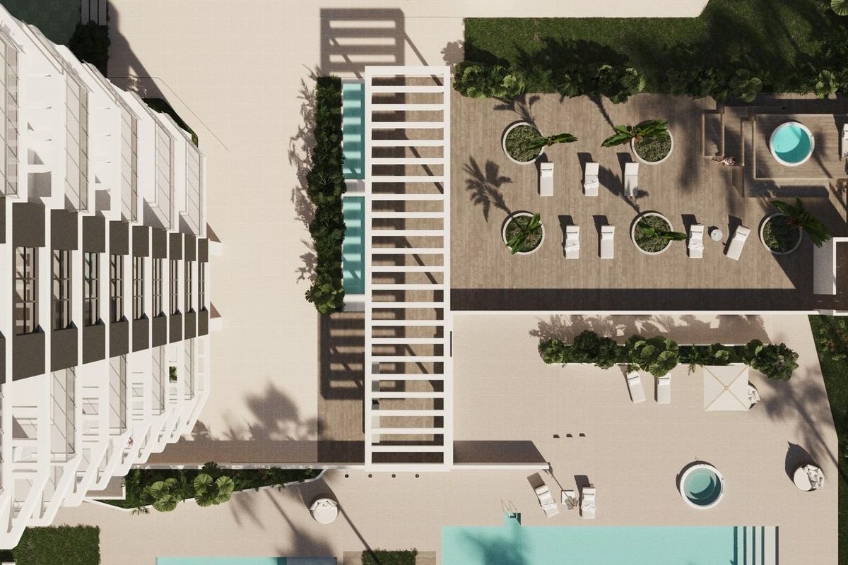 Overzicht van het buitenverblijfsgebied met zwembaden en groene ruimtes, perfect voor een luxe levensstijl in Calpe.